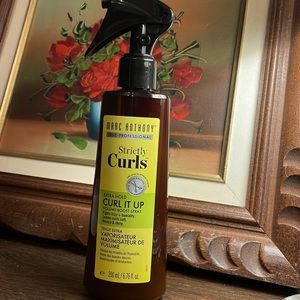 FREE WITH PURCHASE Marc Anthony
Strictly Curls Extra Hold Volume Spray